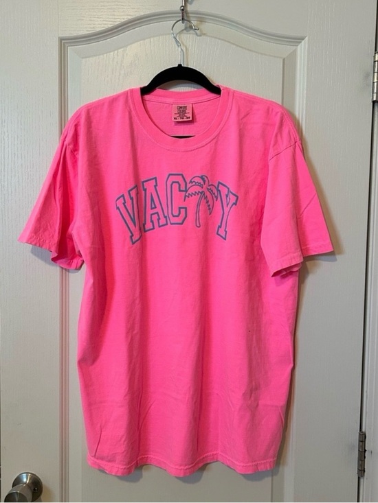 Comfort Colors Tops - Women’s Graphic T‑Shirt - Neon Pink